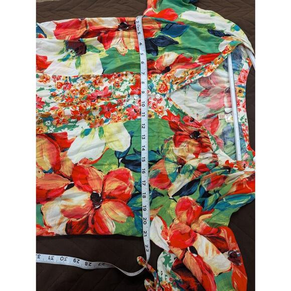 Gorgeous floral Henley neck blouse w/mother of pearl buttons by Fig & Flower 2X - Picture 8 of 10